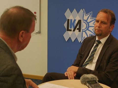 Der Dokumentarfilm zeigt, wie der rechtsextreme Hintergrund beider Taten jahrzehntelang verschleiert wurde.