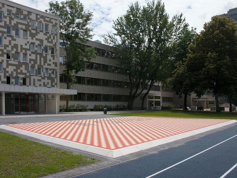 FELD II, flach gesockelte Pflastersteinfläche, farbige Klinkersteine, Schrägbordstein. 960 x 1600 cm