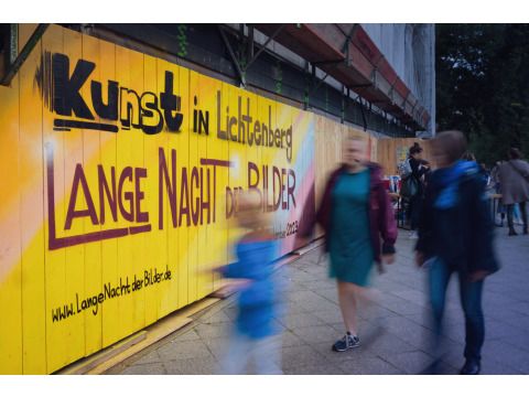 Besprühter Bauzaun mit Schriftzug: Lange Nacht der Bilder