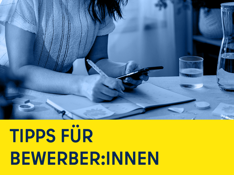 Frau macht Notizen und Schriftzug Tipps für BewerberInnen