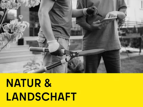 Mann mit Heckenscherer und Mann mit Tablet besprechen etwas, gelber Balken unten mit schwarzer Schrift Natur & Landschaft