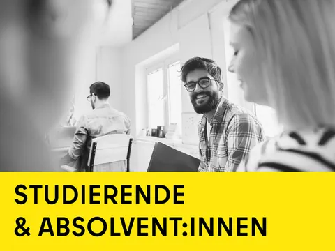 Mann lächelt andere Personen an, gelber Balken unten Studierende & Absolvet:innen