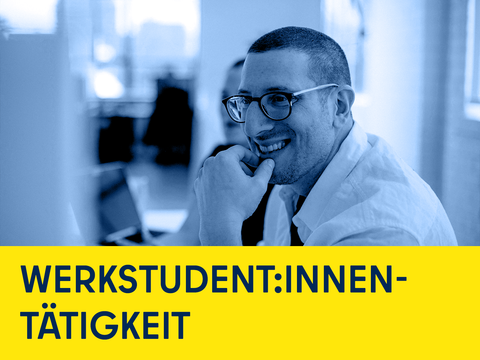junger Mann vor Computer und Schriftzug Werkstudentinnentätigkeit