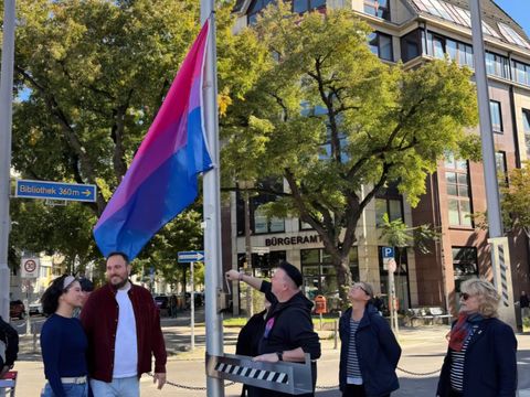 Hissen der Bi+ Fahne und Pride Flag zum Tag der Sichtbarkeit von Bisexualität vor dem Rathaus Lichtenberg am 23. September 2026 (Bild: Bezirksamt Lichtenberg)