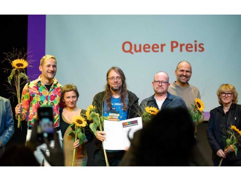 von links nach rechts: Mitglieder der AG Queer Lichtenberg und die Diversity- und Queerbeauftragte, Sabine Pöhl, bei der Übergabe des Queer Preises Lichtenberg 2025.
