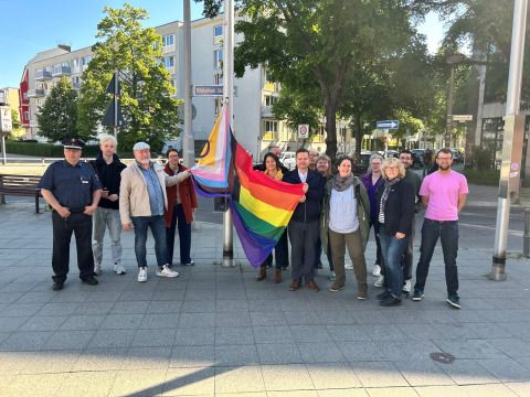 Bezirksbürgermeister Martin Schaefer und Bezirksstadträtin Filiz Keküllüoğlu mit der Diversity- und Queerbeauftragten, Sabine Pöhl, Mitgliedern des Queer-Beirates und der AG Queer Lichtenberg zum Start der 3. Queeren Woche Lichtenberg. (Bild: Bezirksamt Lichtenberg)