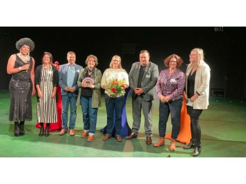 Feierliche Verleihung im Theater an der Parkaue mit Moderatorin Donna Dreamatic Davis, den BA-Mitgliedern Filiz Keküllüoğlu und Martin Schaefer, Constanze Körner und Claudia Breschkow von LesLeFam e.V., Bezirksbürgermeister Michael Grunst, Stadträtin Camilla Schuler und Judith Demuth (Frauenbeirat Lichtenberg und Jurymitglied). (Bild: © Bezirksamt Lichtenberg)