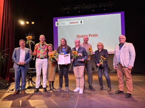 von links nach rechts: Bezirksbürgermeister Martin Schaefer (CDU), Mitglieder der AG Queer Lichtenberg, Diversity- und Queerbeauftragte Sabine Pöhl und Gregor Hoffmann, Vorsteher der BVV Lichtenberg bei der Preisübergabe des Queer Preises Lichtenberg 2025
