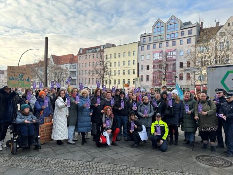 Gruppenbild zur Fahnenhissung mit Mitgliedern des Bezirksamtes Lichtenberg, der Gleichstellungsbeauftragten und unterschiedlichen Akteuren aus dem Bezirk (Bild: Bezirksamt Lichtenberg)