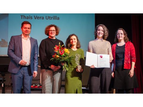 (v.l.n.r.): Bezirksbürgermeister Martin Schaefer, Bezirksstadträtin und stv. Bezirksbürgermeisterin Camilla Schuler, Preisträgerin Thais Vera Utrilla, Lichtenbergs Gleichstellungsbeauftragte Eva Karpf, Laudatorin Sandy Mattes (SPD Lichtenberg) (Bild: Bezirksamt Lichtenberg)