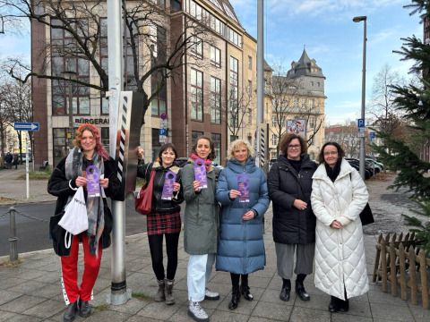 von links nach rechts: Mitglieder des Frauenbeirates Lichtenberg, die Gleichstellungsbeauftragte Eva Karpf und die Bezirksstadträtinnen Dr. Catrin Gocksch, Camilla Schuler und Sandy Mattes (Bild: Bezirksamt Lichtenberg )