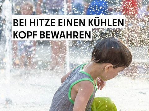 Ein Kind kühlt sich am Springbrunnen ab