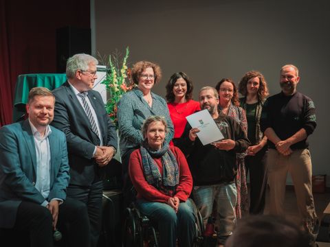von links nach rechts: Bezirksbürgermeister Martin Schaefer, Gregor Hoffmann, Vorsteher der BVV Lichtenberg, Beauftragte für Menschen mit Behinderungen Daniela Kaup, Bezirksstadträtin Camilla Schuler, Bezirksstadträtin Filiz Keküllüoğlu, Daniel Horneber, Bezirksstadträtin Sandy Mattes, Riccarda Freund und Ingo Gust bei der Übergabe des Lichtenberger Inklusionspreises 2026 (Bild: Bezirksamt Lichtenberg)