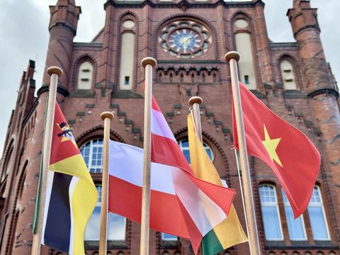 Flaggen der Lichtenberger Städtepartner vor dem Rathaus