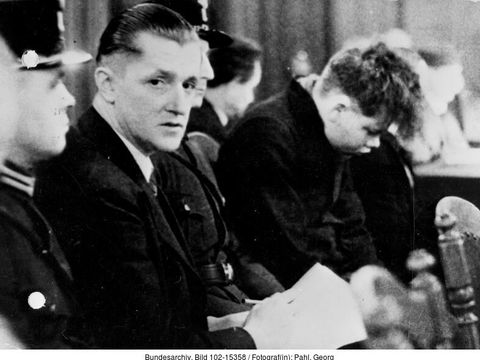 Die Urteilssprechung im Reichstagsbrandstifterprozess im Reichsgericht zu Leipzig durch den Präsidenten Dr. Bünger. Der Angeklagte van der Lubbe wurde zum Tode verurteilt und die Angeklagten Ernst Torgler, Blagoj Popoff, Wasil Taneff und Georgi Dimitrow wurden freigesprochen. Die Angeklagten Torgler und van der Lubbe während der Urteilsverkündung.