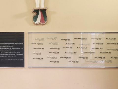 Gedenktafel für verfolgte Politiker im Rathaus Lichtenberg