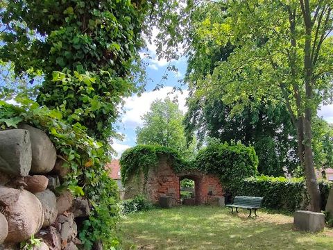 Blick in die Kirchenruine Malchow