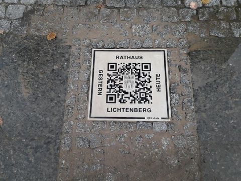 Rathaus Lichtenberg - QR Cobble-Stein auf dem Vorplatz