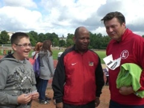 Botschafter Herr Amadeu da Conceicao im Gespräch mit Bezirksbürgermeister Andreas Geisel und einem Schüler der Alexander-Puschkin-Schule