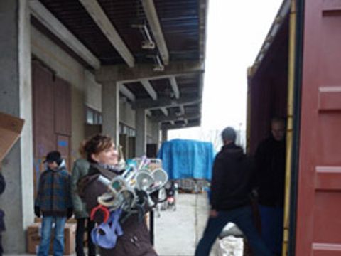 Der zwölfter Container wird beladen