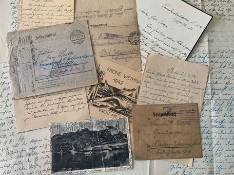 Das Foto zeigt eine Sammlung von Feldpostbriefen.