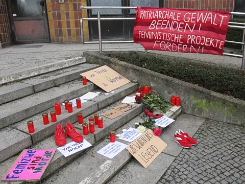 Gedenken zu Femizid in Marzahn-Hellersdorf vor dem Rathaus Marzahn
