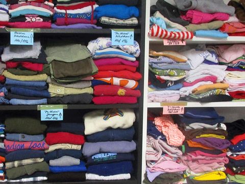 Gespendete Kleidung in der Spendenstelle