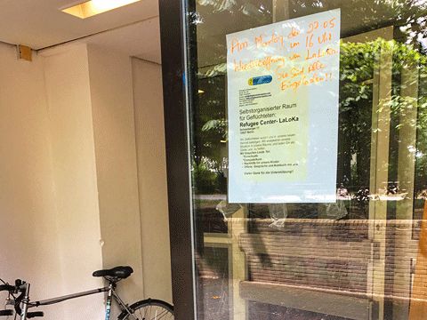 Eingangsbereich mit Glasscheibe und Fahrrad von LaLoka