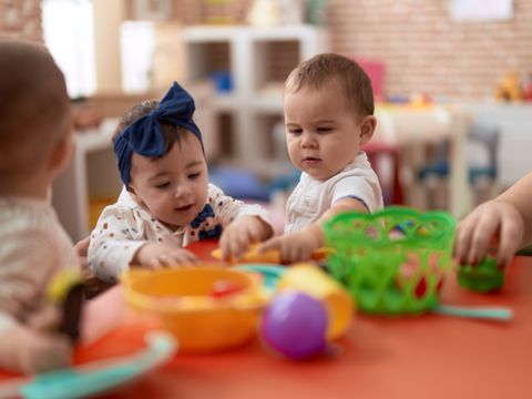 Kinder spielen am Tisch