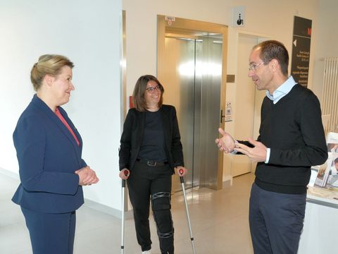 Wirtschaftssenatorin Franziska Giffey, Bezirksbürgrmeisterin Nadja Zivkovic und Geschäftsführer Christian Gräff im Smart Living & Health Center