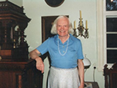 Charlotte von Mahlsdorf bei einer Führung durch ihr Gründerzeitmuseum