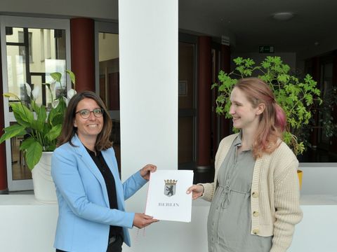 Die Stellvertretende Vorsteherin der Bezirksverordnetenversammlung Marzahn-Hellersdorf, Dr. Luise Lehmann, überreicht Bezirksbürgermeisterin und Bezirksstadträtin Nadja Zivkovic ihre Ernennungsurkunde.
