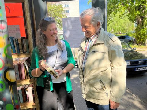 DRK-Büchertauschzelle vor dem Familienzentrum Sella-Hasse-Straße