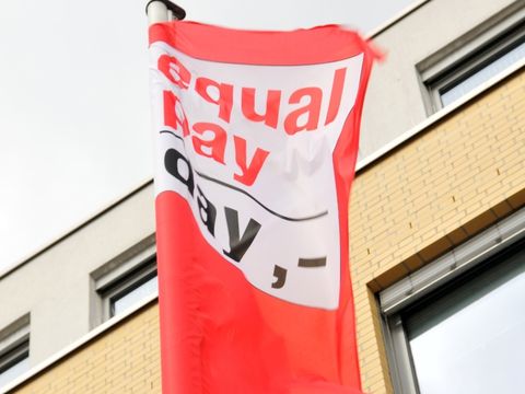 Equal-Pay-Day 2019 - Fahne qua