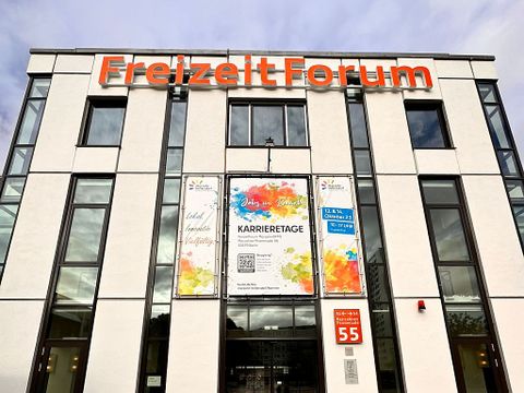 Fassade des FFM mit Banner der Karriertage während der Jobmesse 2023