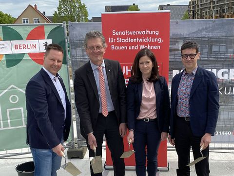 Grundsteinlegung ISS Landsberger Straße Bisamstraße in Mahlsdorf - Versenken der Zeitkapsel - Stefan Bley, Christian Gaebler, Katharina Günther-Wünsch und Andreas Krawczyk