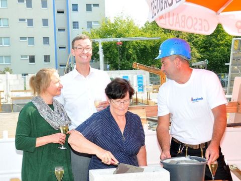 Grundsteinlegung Stollberger Straße 57 bis 59 - Einmauern der Zeitkapsel im Grundstein