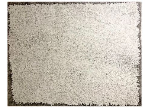 Die Handzeichnung von Lilla von Puttkamer in schwarz-Weiss zeigt fotorealistisch einen weißen Badvorleger oder Teppich aus zahlreichen weißen Schnüren