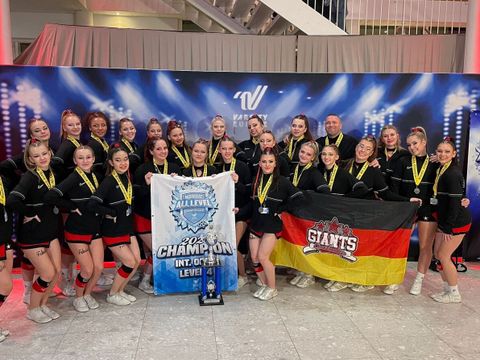 Fabulous Giants mit dem Pokal der Nordic All Level Championship