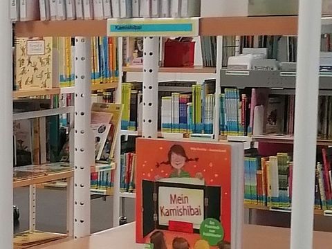 Kamishibai-Regal in der Stadtteilbibliothek Kaulsdorf