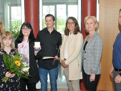 Marcel Höfner aus Marzahn mit Erinnerungsmedaille für Zivilcourage geehrt
