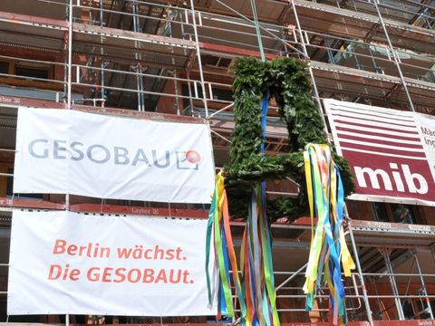 Richtfest GESOBAU Lion-Feuchtwanger-Straße - Richtkrone