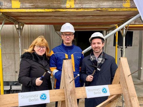 Richtfest Umspannwerk Poelchaustraße - Bezirksstadträtin Juliane Witt, Stromnetz-Berlin-Geschäftsführer Dr. Erik Landeck und Staatssekretär Dr. Severin Fischer schlagen die symbolischen Nägel ein.