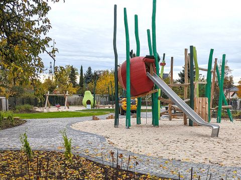 Spielplatz Marzahner Chaussee - Klettergerüste mit Apfel, Birne und Rutsche
