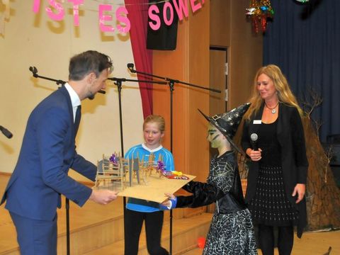 Übergabe des Schulhofes an die Kolibri-Grundschule - Übereichung des Models