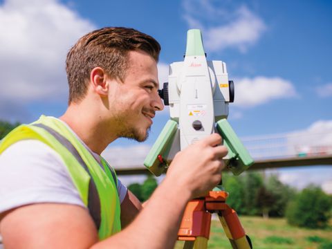 Junger Vermesser arbeitet