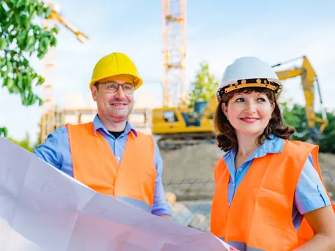 ;itarbeiter und Mitarbeiterin kümmern sich um Konzeption, Konstruktion und Herstellung eines Bauwerks