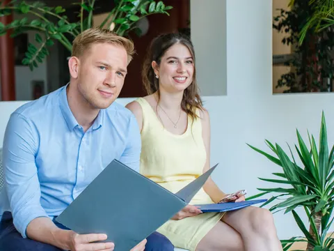 Bewerbende sitzen auf einer Bank