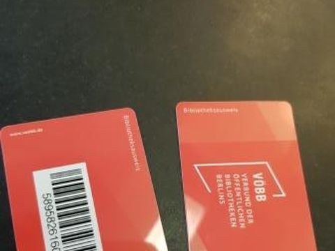Vorder- und Rückansicht eines roten Bibliotheksausweises