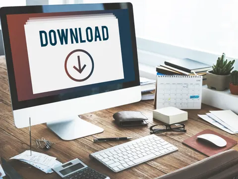 Schreibtisch mit Monitor auf dem Download steht